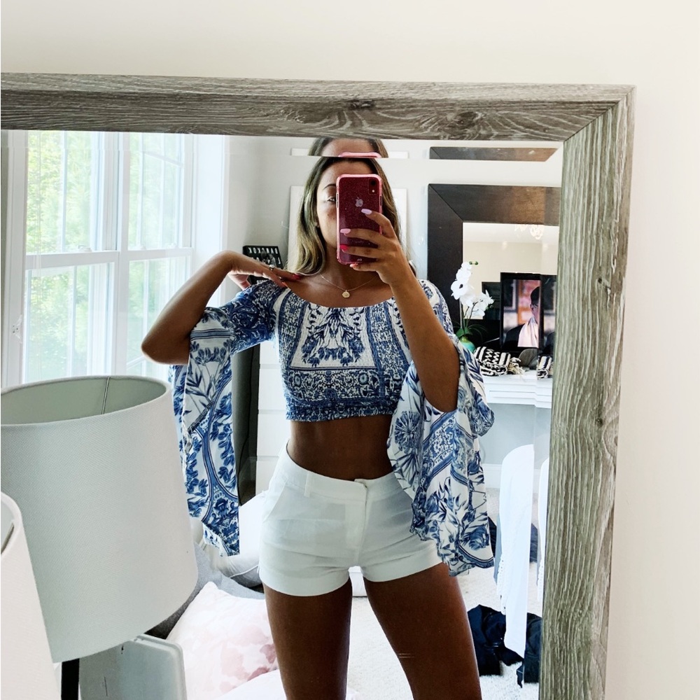 LF long sleeve off the shoulder blue and white paisley crop top xS
